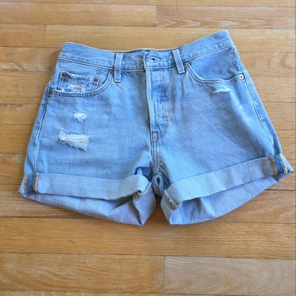 Levi's Women's Light Blue Denim Shorts Size 27 - Picture 1 of 4
